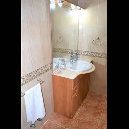 Apartment 1 Bedroom And Modern Ideal For The And Centre